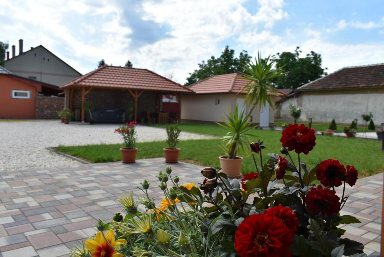 Farmerland Abadszalok Exterior photo